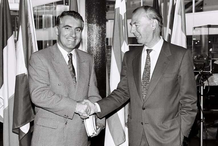 Fotografie 2: Leo TINDEMANS and Karel PINXTEN meet at the EP in Strasbourg, in October 1991