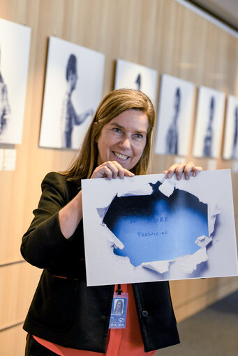 Foto 11: EP President visits the exhibition on Autism - ' Break Barriers Together for Autism '