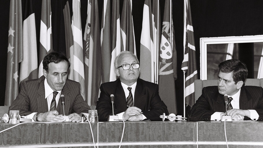 Billede 2: Press conference  The 1991 Sakharov Prize is awarded to Adem DEMACI