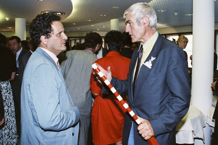 Zdjęcie 9: The MEPs Jean-Pierre COT, Dieter ROGALLA during a reception in Strasbourg in September 1991.