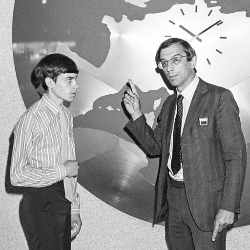 Foto 15: MEP Bill NEWTON DUNN meets a guest at the EP in Strasbourg