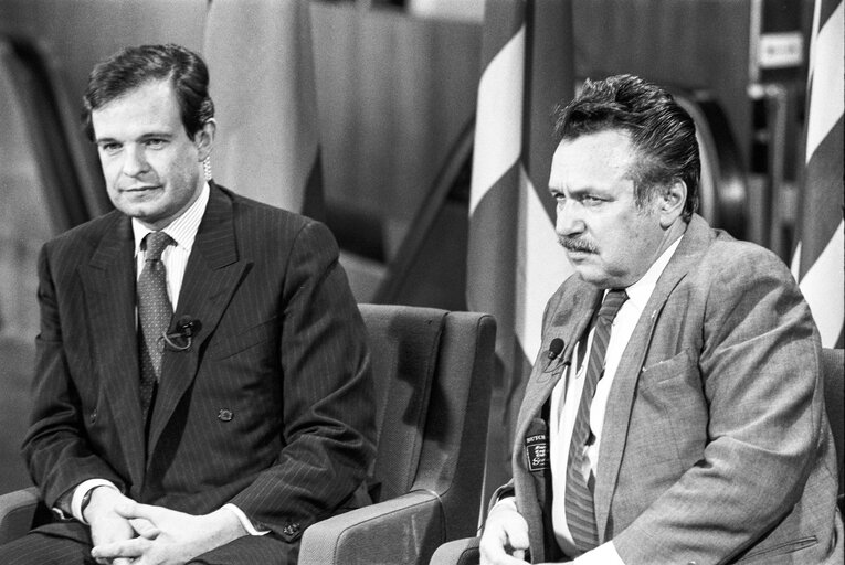 Fotó 6: TV interview with MEPs James ELLES and Ernest GLINNE in April 1990 in Strasbourg