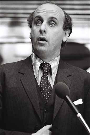 Φωτογραφία 6: Portraits of Etienne DAVIGNON in the plenary session of February 1977