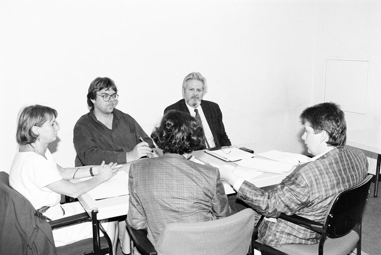 Fotografija 8: MEP Llewellyn SMITH, David MORRIS, Wayne DAVID, Anthony Joseph WILSON in an interview at the European Parliament in Strasbourg