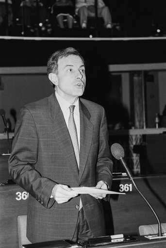 Foto 3: MEP Alain LAMASSOURE during a plenary session in Strasbourg in April 1990.