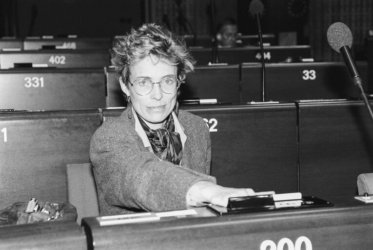 Foto 9: MEP Annemarie M.C. GOEDMAKERS during a plenary session in Strasbourg in April 1990.