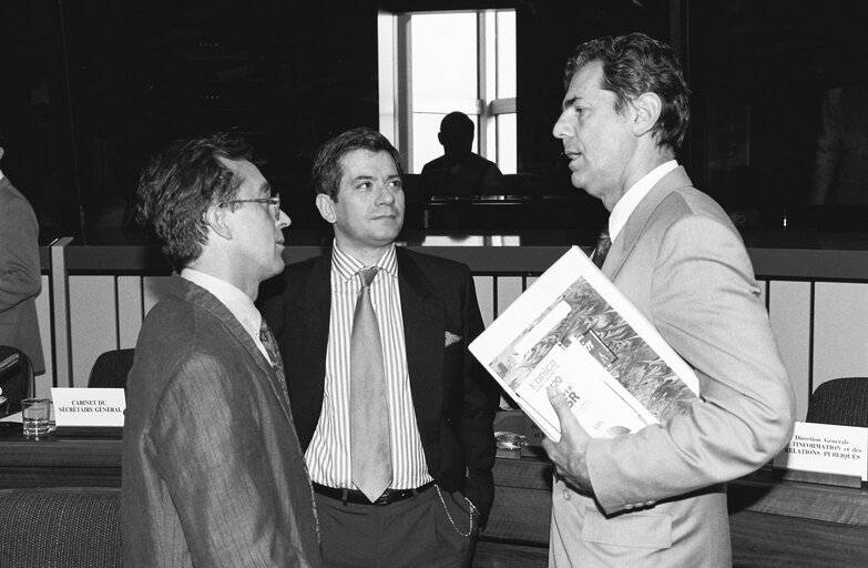 Fotografie 5: Meeting with the representatives of Balkans countries parliaments in Strasbourg in September 1991.