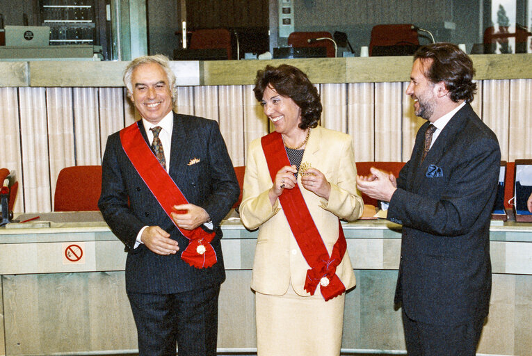 Photo 5: Handover of a medal to MEPs Manuel MEDINA ORTEGA and Concepcio FERRER at the EP in Strasbourg