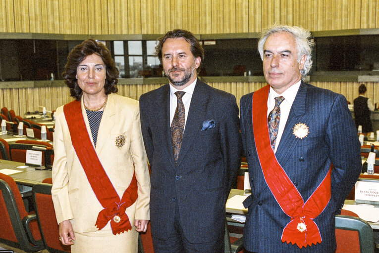 Photo 6: Handover of a medal to MEPs Manuel MEDINA ORTEGA and Concepcio FERRER at the EP in Strasbourg