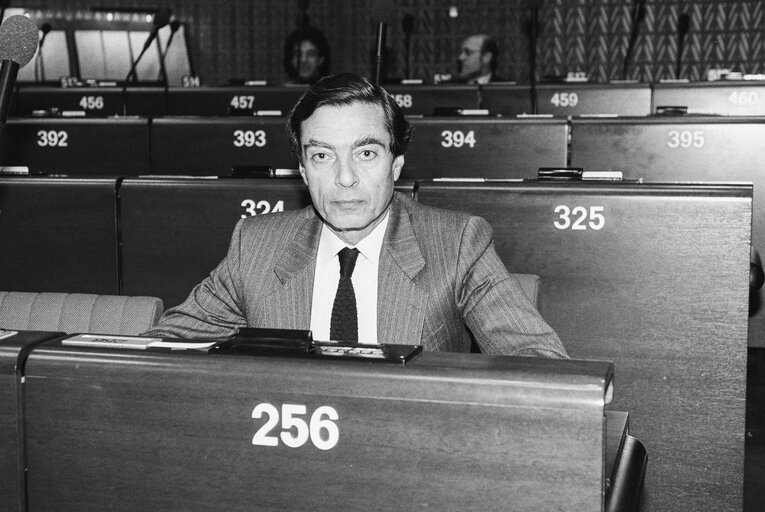 Fotografie 12: MEP Dionysios LIVANOS during a plenary session in Strasbourg in April 1990.