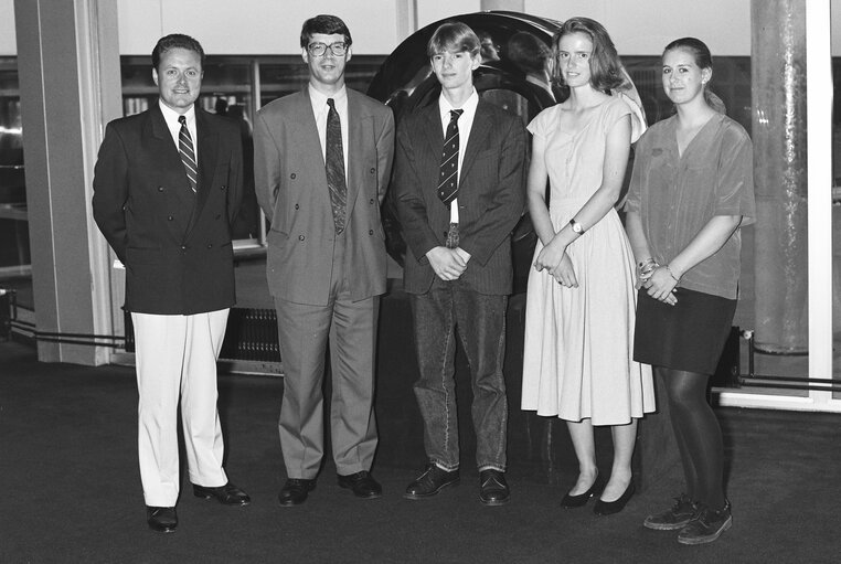 Fotogrāfija 7: The MEPs Allan John DONNELY, David MARTIN and guests in Strasbourg in September 1991.