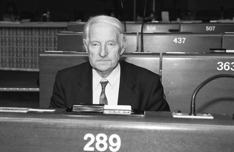 Fotografi 2: The MEP Thomas Joseph MAHER during a plenary session, in Strasbourg in September 1991.