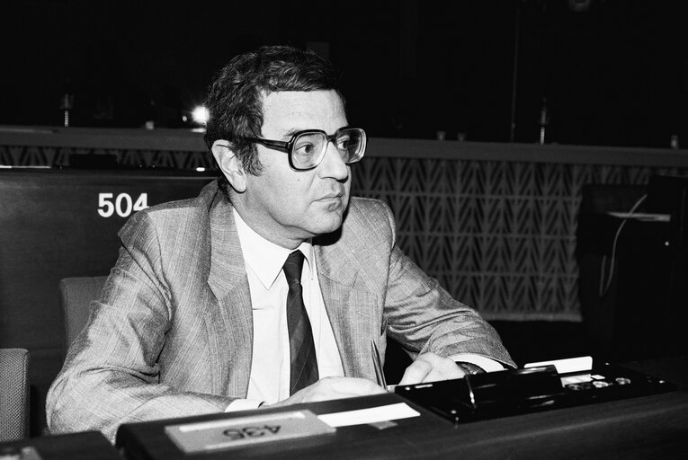 Photo 21: MEP Manuel PORTO during a plenary session in Strasbourg in April 1990.