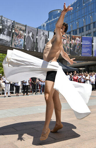 Fotografija 22: Outdoor ballet performance by Syrian dancer Ahmad Joudeh celebrating the United Nations World Refugee Day