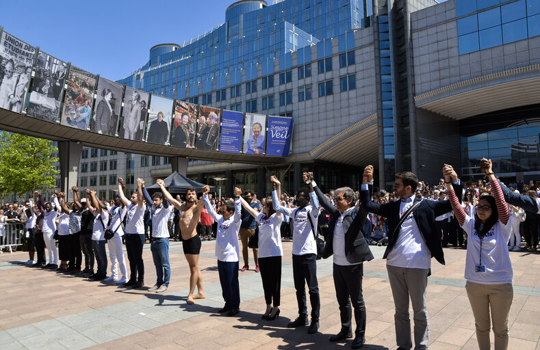 Fotografija 13: Outdoor ballet performance by Syrian dancer Ahmad Joudeh celebrating the United Nations World Refugee Day