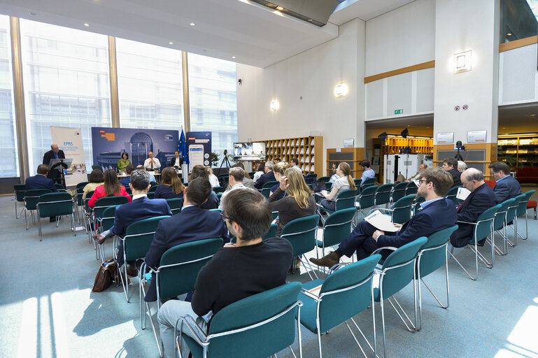 Foto 12: EPRS - EUI Policy Roundtable - ' The Development of European Integration : Crisis or Opportunity ? '