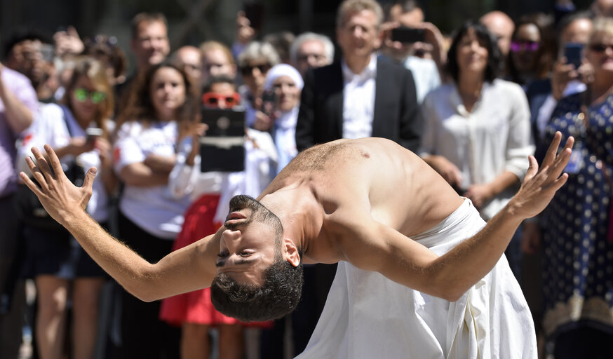 Fotografija 27: Outdoor ballet performance by Syrian dancer Ahmad Joudeh celebrating the United Nations World Refugee Day