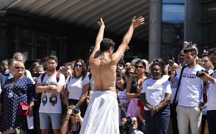 Fotografija 29: Outdoor ballet performance by Syrian dancer Ahmad Joudeh celebrating the United Nations World Refugee Day