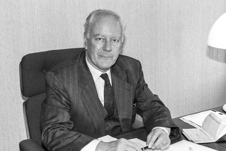 Foto 6: Portrait of Marc GALLE in his office at the EP in Strasbourg