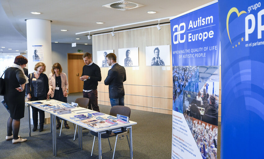 Foto 15: EP President visits the exhibition on Autism - ' Break Barriers Together for Autism '