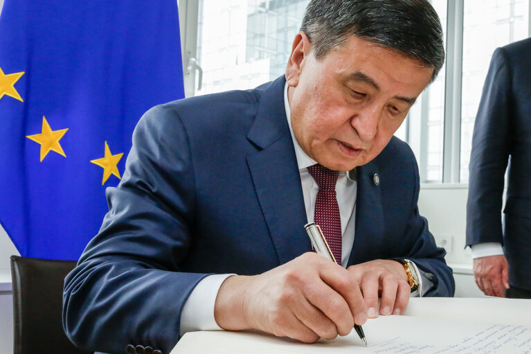 Zdjęcie 7: Visit of His Excellency Sooronbay JEENBEKOV - President of the Kyrgyz Republic to the European Parliament in Brussels