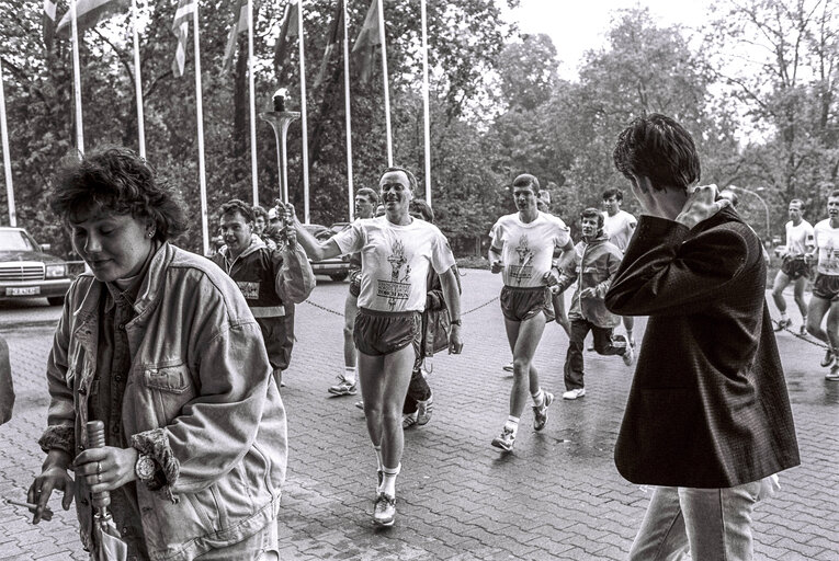 Снимка 8: Arrival of the Strathclyde Police Across Europe Torch Run