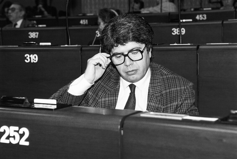 Photo 10: MEP Sotiris KOSTOPOULOS during a plenary session in Strasbourg in April 1990.