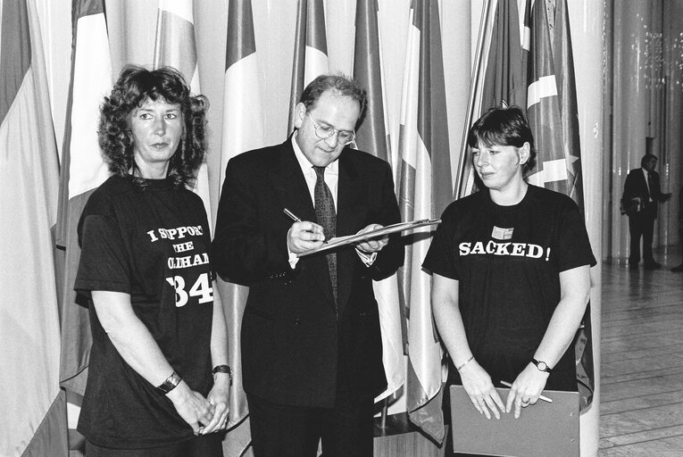 Nuotrauka 3: MEP James Glyn FORD signing a petition at the European Parliament in Strasbourg