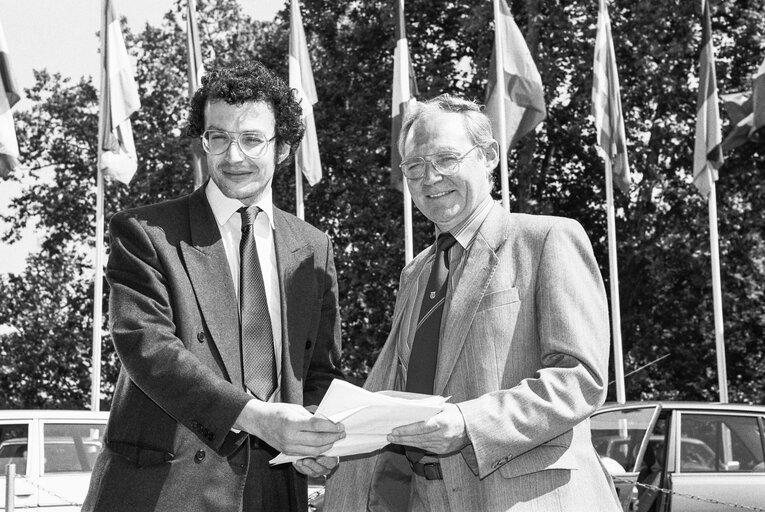 Valokuva 10: MEPs Edward NEWMAN and Alex SMITH at the European Parliament in Strasbourg