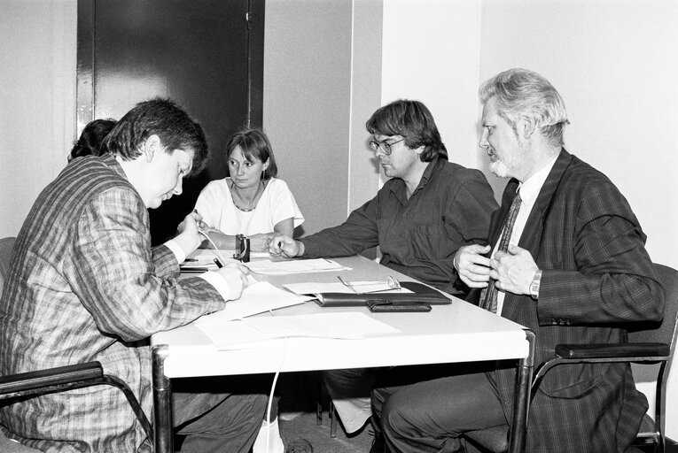 Fotografija 9: MEP Llewellyn SMITH, David MORRIS, Wayne DAVID, Anthony Joseph WILSON in an interview at the European Parliament in Strasbourg