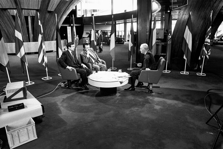 Fotó 8: TV interview with MEPs James ELLES and Ernest GLINNE in April 1990 in Strasbourg