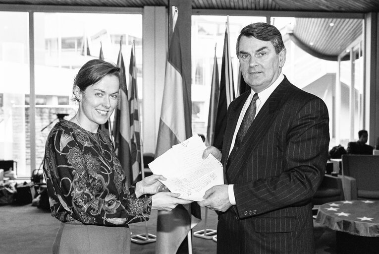 Foto 4: MEP Anne Caroline McINTOSH meets with European Commissioner Ray MacSHARRY at the European Parliament in Strasbourg