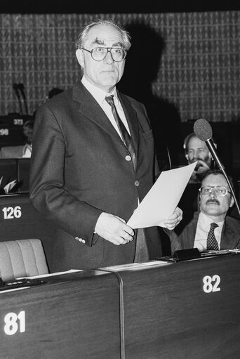 Foto 2: Commissioner Peter SCHMIDHUBER during a plenary session in Strasbourg in April 1990.