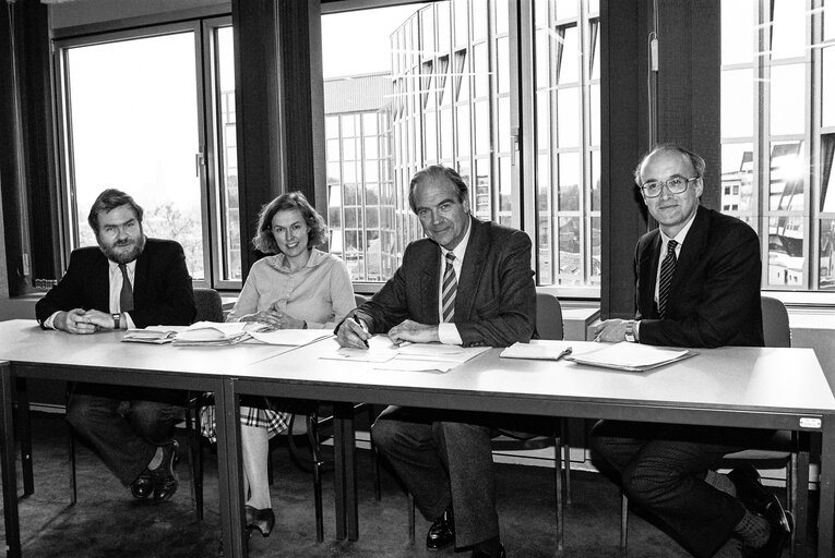 Photo 4 : MEPs Anne Caroline B. McINTOSH and Sir Jack STEWART-CLARK with guests in Strasbourg in April 1990