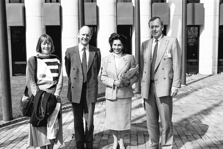 Nuotrauka 6: MEPs Sir Christopher PROUT and Christine RAWLINGS with guests in Strasbourg in April 1990