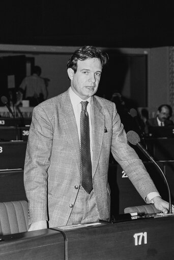 Photo 19: MEP James ELLES during a plenary session in Strasbourg in April 1990.