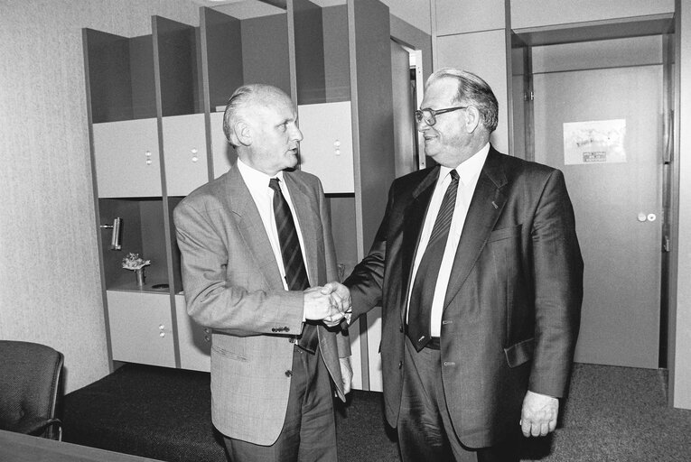 Valokuva 2: MEPs Michael McGOWAN and Johannes PETERS at the European Parliament in Strasbourg