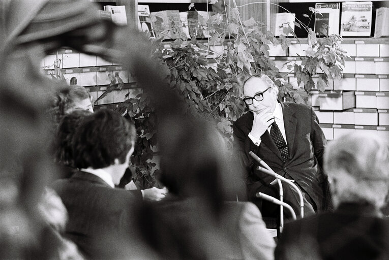 Photo 4 : Roy JENKINS, EC President, in a meeting on January 1977