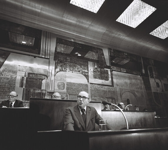 Portraits of Roy JENKINS in a Luxembourg session