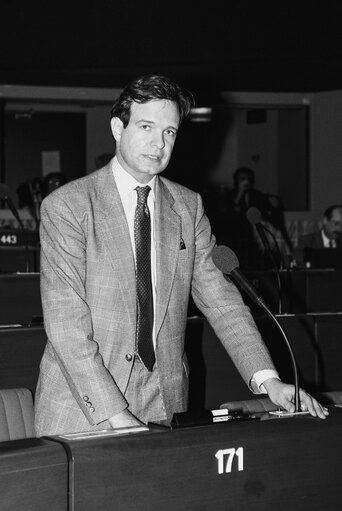 Foto 20: MEP James ELLES during a plenary session in Strasbourg in April 1990.