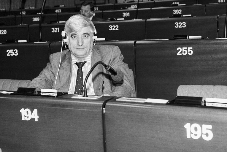 Foto 6: MEP Alexander FALCONER during a plenary session in Strasbourg in April 1990.