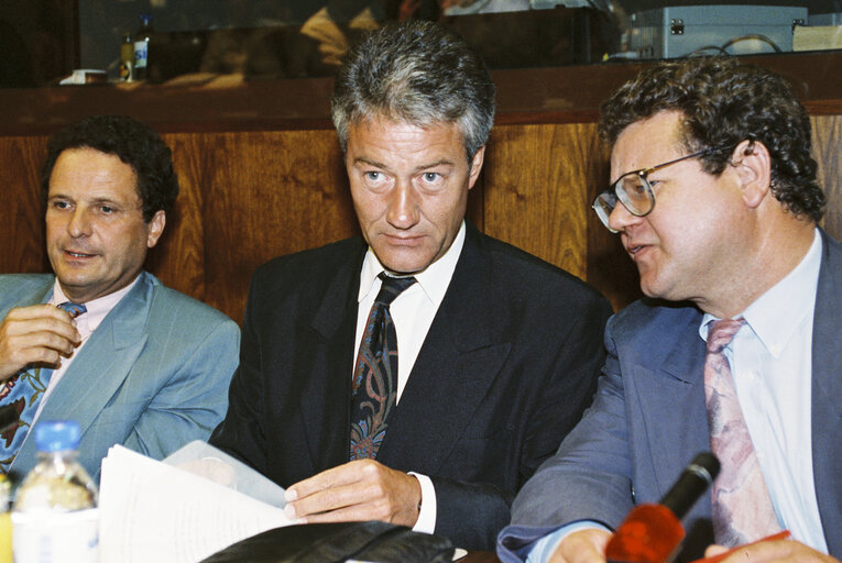 Φωτογραφία 8: The MEPs Jean-Pierre COT, Bjorn ENGHOLM during a conference in Strasbourg in September 1991