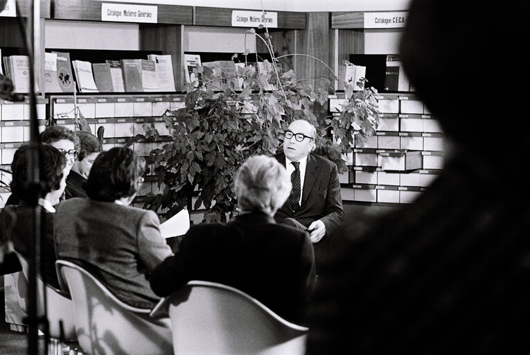 Photo 1 : Roy JENKINS, EC President, in a meeting on January 1977