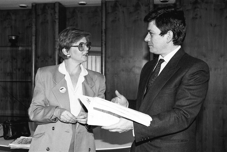 Nuotrauka 5: MEP Anita Jean POLLACK hands over a petition to EP President in April 1990 in Strasbourg