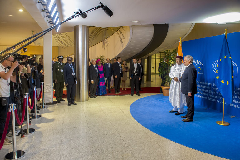 Valokuva 1: Visit of the President of Niger - Official welcome