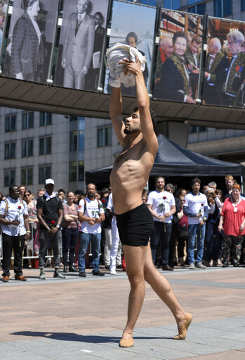 Foto 14: Outdoor ballet performance by Syrian dancer Ahmad Joudeh celebrating the United Nations World Refugee Day