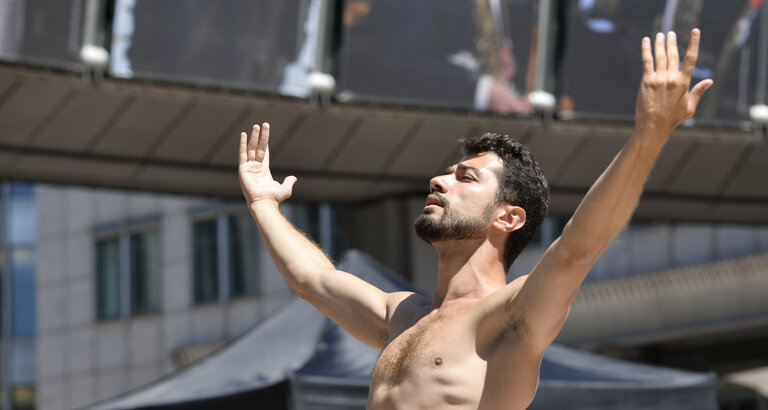 Fotografija 21: Outdoor ballet performance by Syrian dancer Ahmad Joudeh celebrating the United Nations World Refugee Day