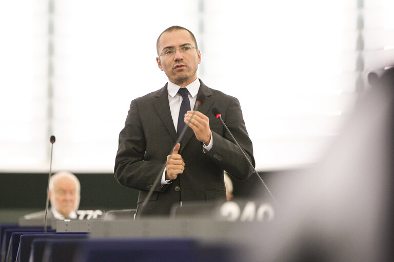 Снимка 1: Plenary session week 41 2015 in Strasbourg European Council and Commission statements - Conclusions of the informal European Council of 23 September 2015    Votes followed by explanations of votes  Votes  Council and Commission statements - Humanitarian situation of refugees within the EU and neighbouring countries