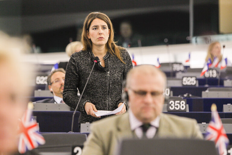 Снимка 17: Plenary session week 41 2015 in Strasbourg European Council and Commission statements - Conclusions of the informal European Council of 23 September 2015    Votes followed by explanations of votes  Votes  Council and Commission statements - Humanitarian situation of refugees within the EU and neighbouring countries