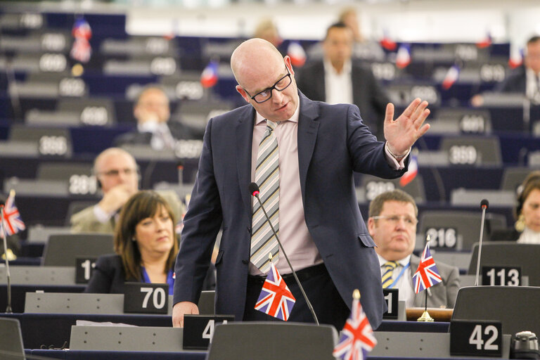 Снимка 7: Plenary session week 41 2015 in Strasbourg European Council and Commission statements - Conclusions of the informal European Council of 23 September 2015    Votes followed by explanations of votes  Votes  Council and Commission statements - Humanitarian situation of refugees within the EU and neighbouring countries